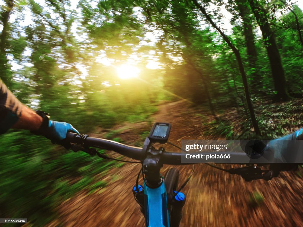 Compteur GPS VTT : quel modèle choisir en 2026 (navigation, autonomie, robustesse)